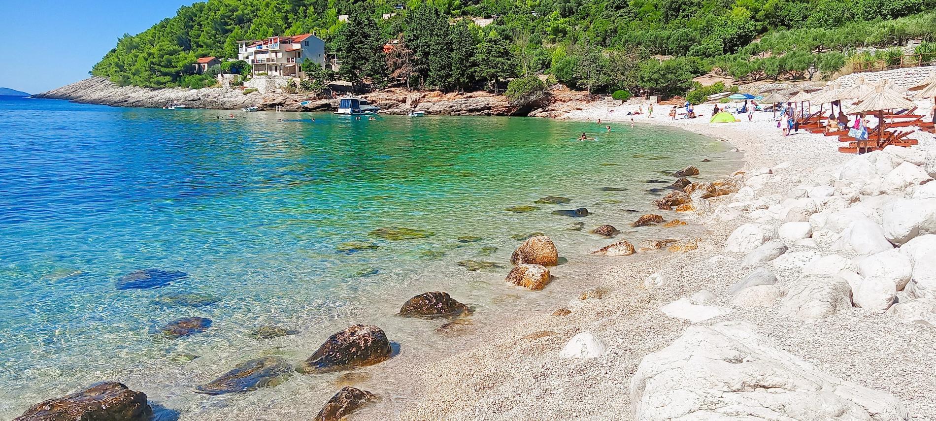 Photo de Pupnatska Luka protégé par des falaises