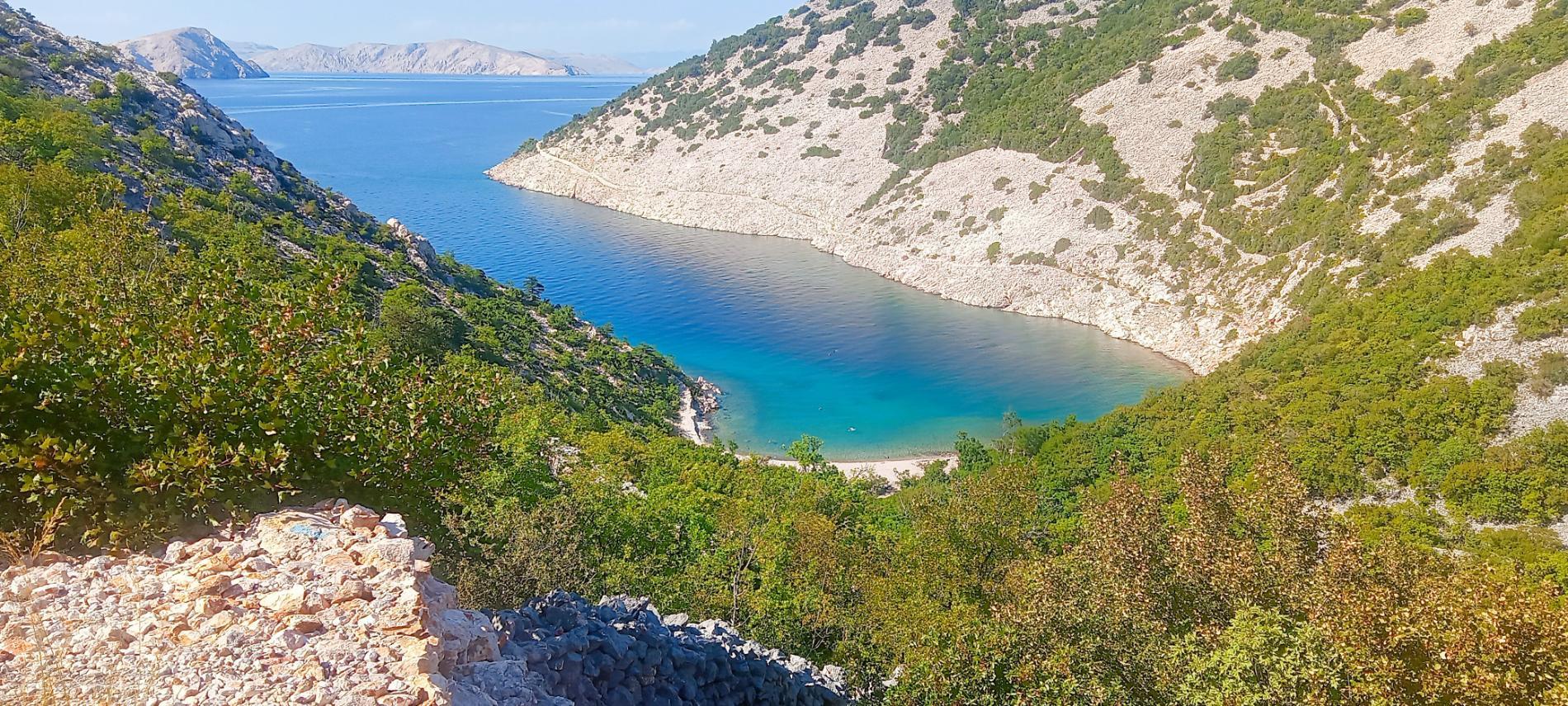 Photo de Gradina Beach entouré de montagnes