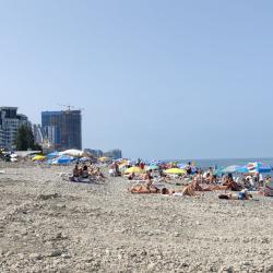 Photo de Batumi beach avec l'eau turquoise de surface