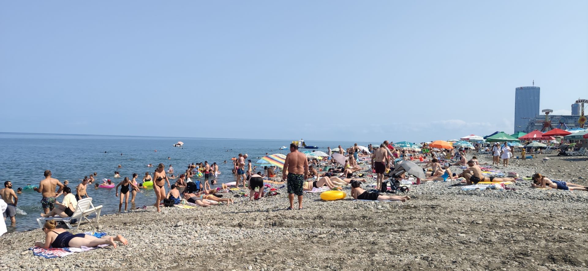 Photo de Batumi beach avec rivage droit, long