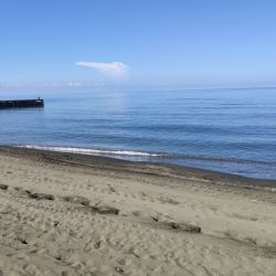 Photo de Ureki Nature beach avec l'eau cristalline de surface