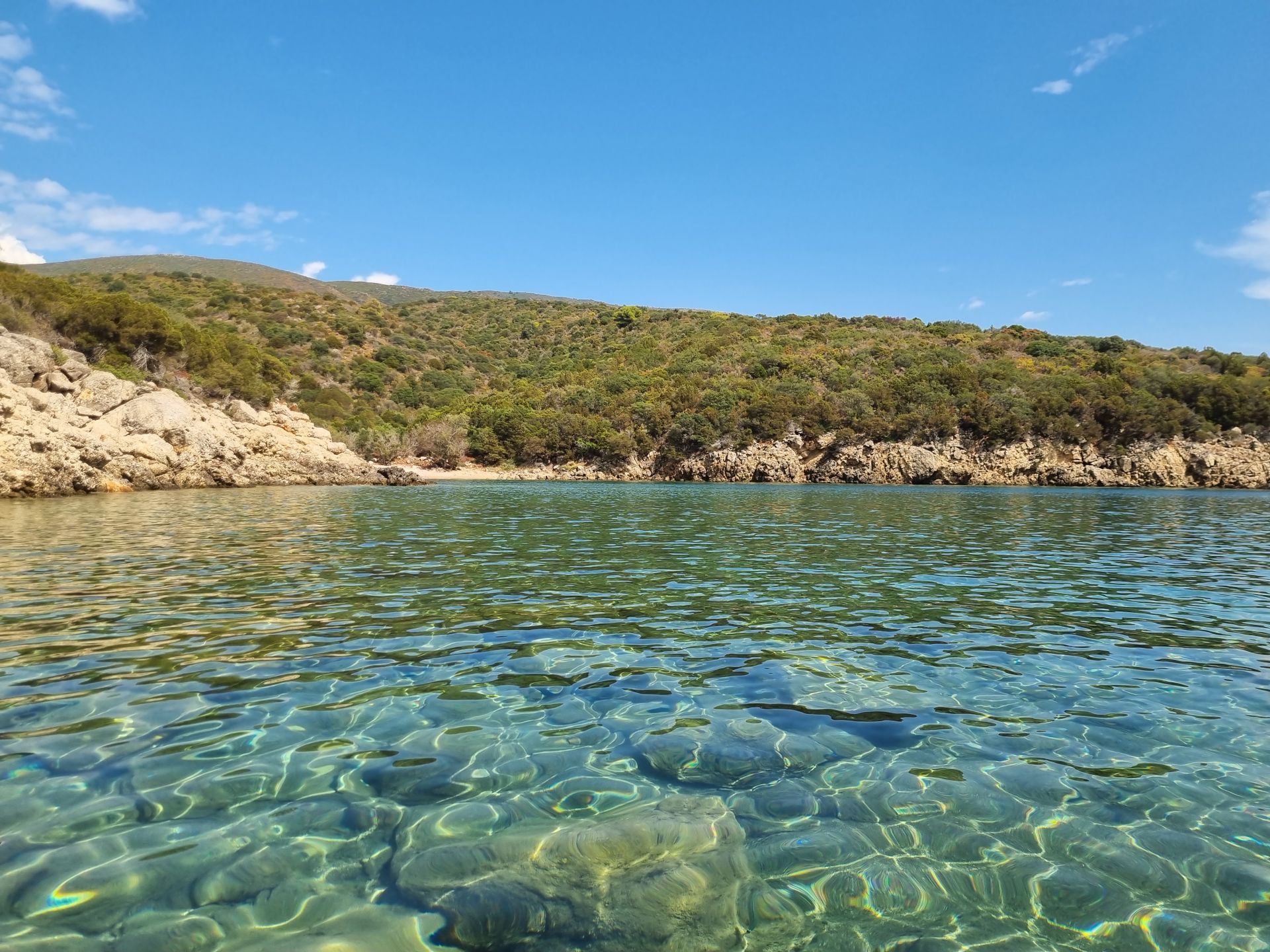 Photo de Marathi III beach situé dans une zone naturelle