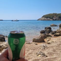 Photo de Marathi III beach avec plusieurs moyennes baies