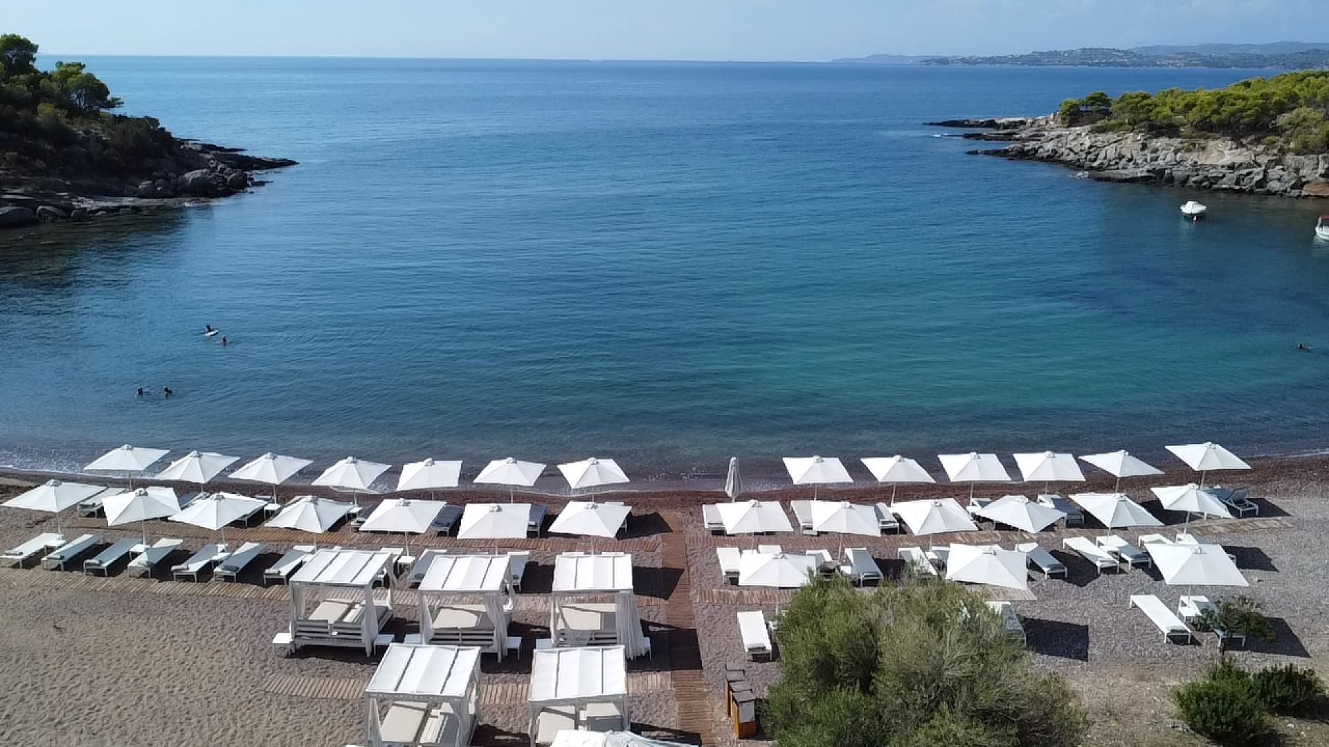 Photo de Petrothalassa beach avec sable beige & galets de surface