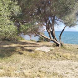 Photo de Mesimvria Zoni beach entouré de montagnes