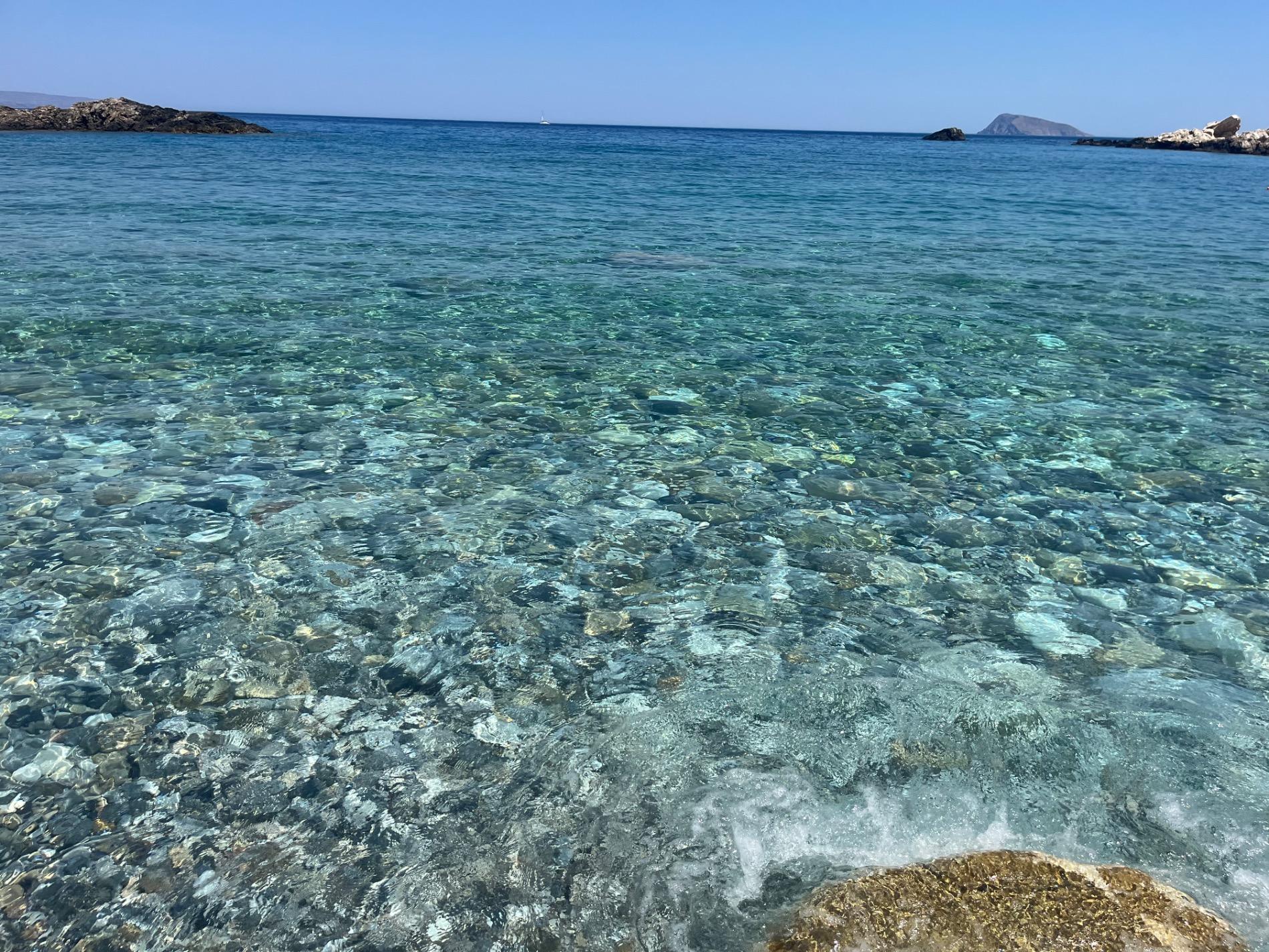 Photo de Frouzis beach protégé par des falaises