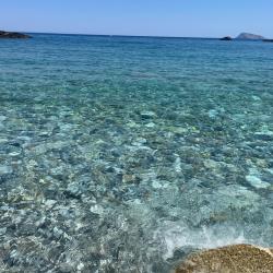 Photo de Frouzis beach protégé par des falaises
