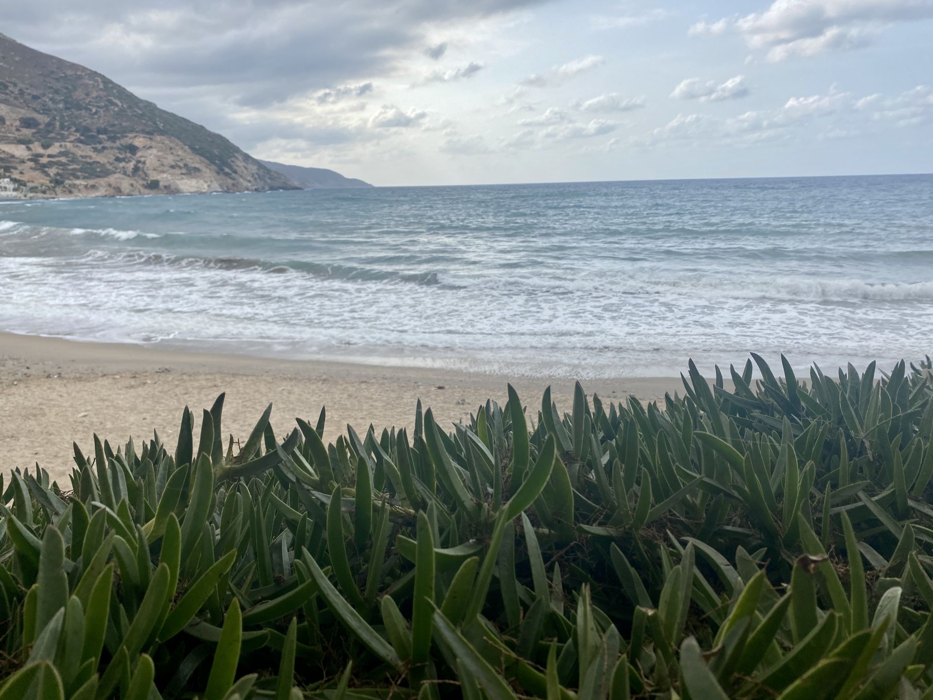Photo de East Beach Avlaki entouré de montagnes