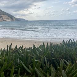 Photo de East Beach Avlaki entouré de montagnes