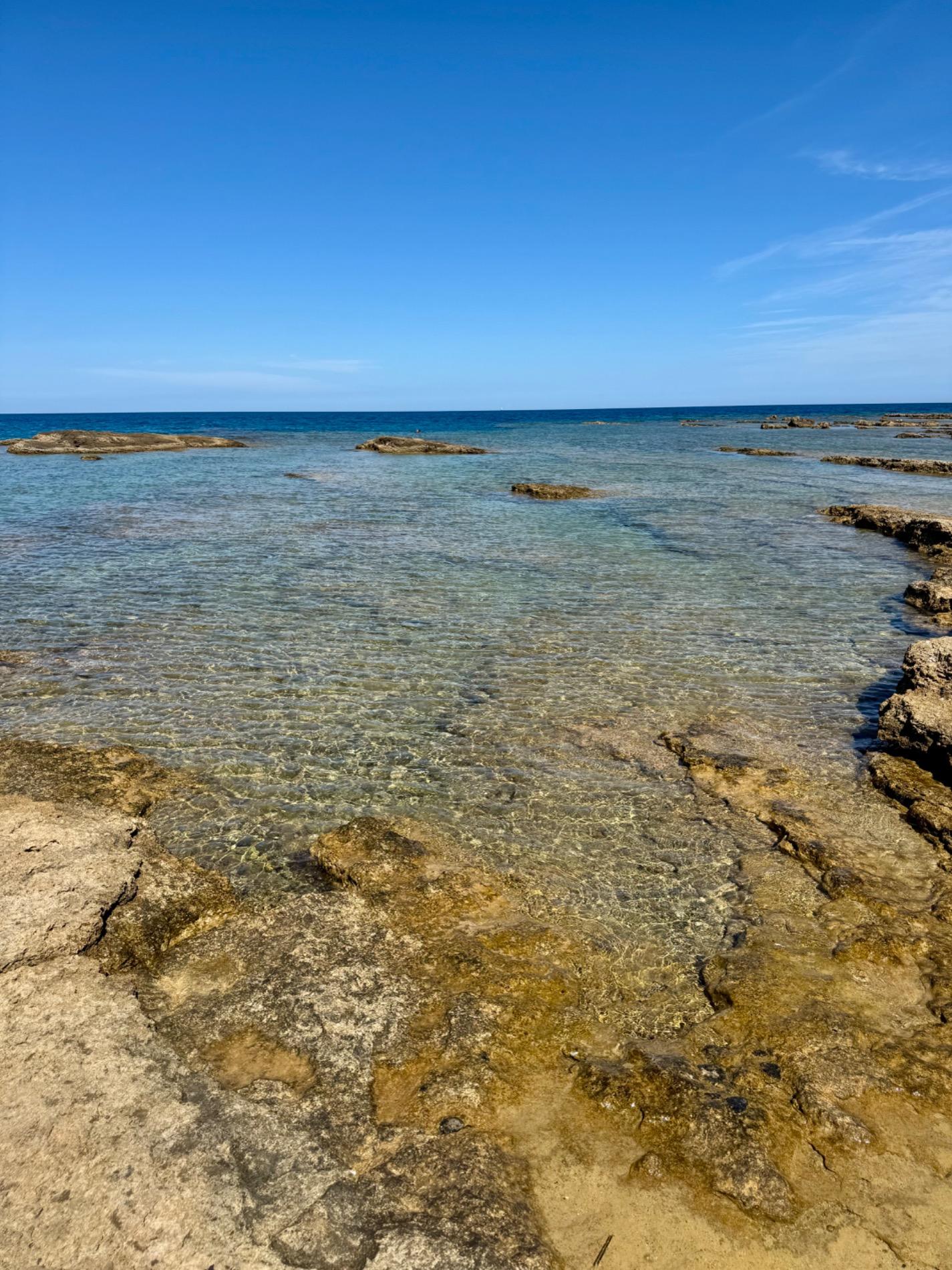 Photo de Cala Toni avec plusieurs petites baies