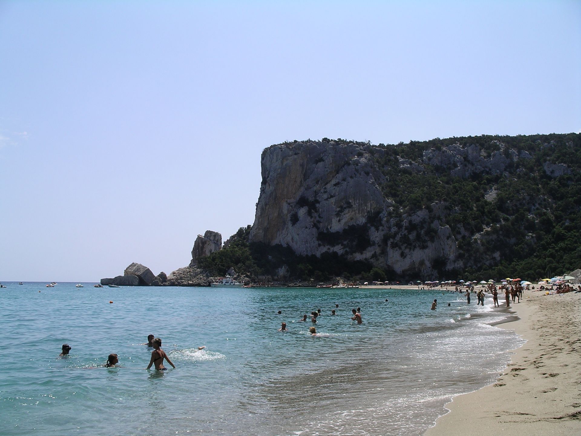 Photo de Cala Luna entouré de montagnes