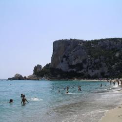 Photo de Cala Luna entouré de montagnes