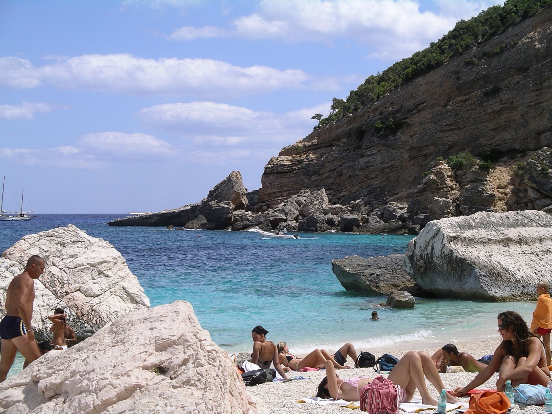 Photo de Cala Mariolu protégé par des falaises