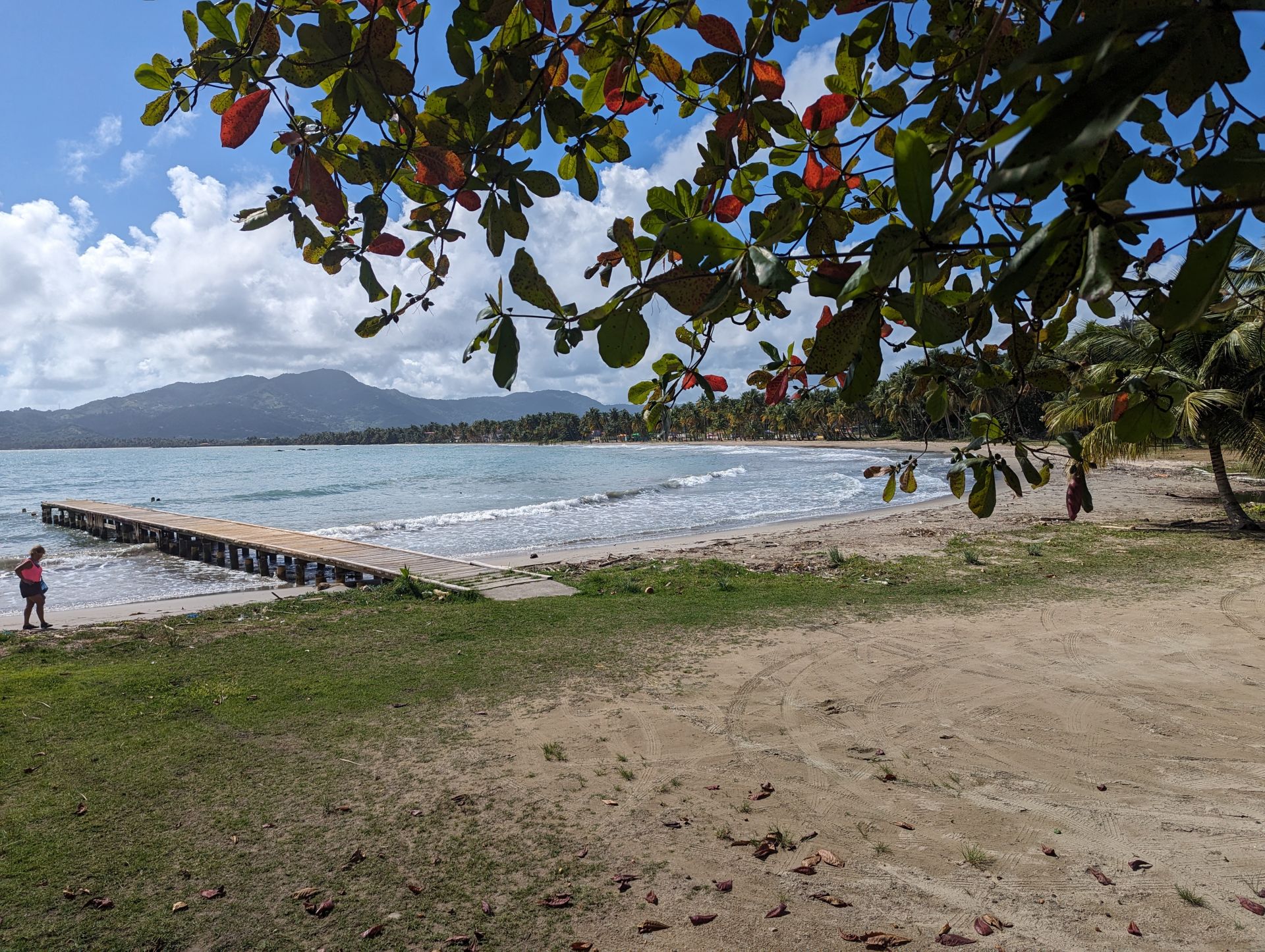 Photo de Playa Guayanes protégé par des falaises