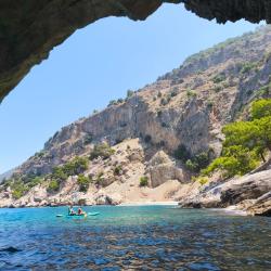 Photo de Blue Cave beach situé dans une zone naturelle