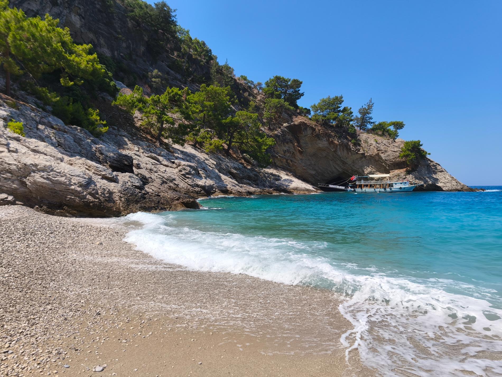 Photo de Blue Cave beach - endroit populaire parmi les connaisseurs de la détente