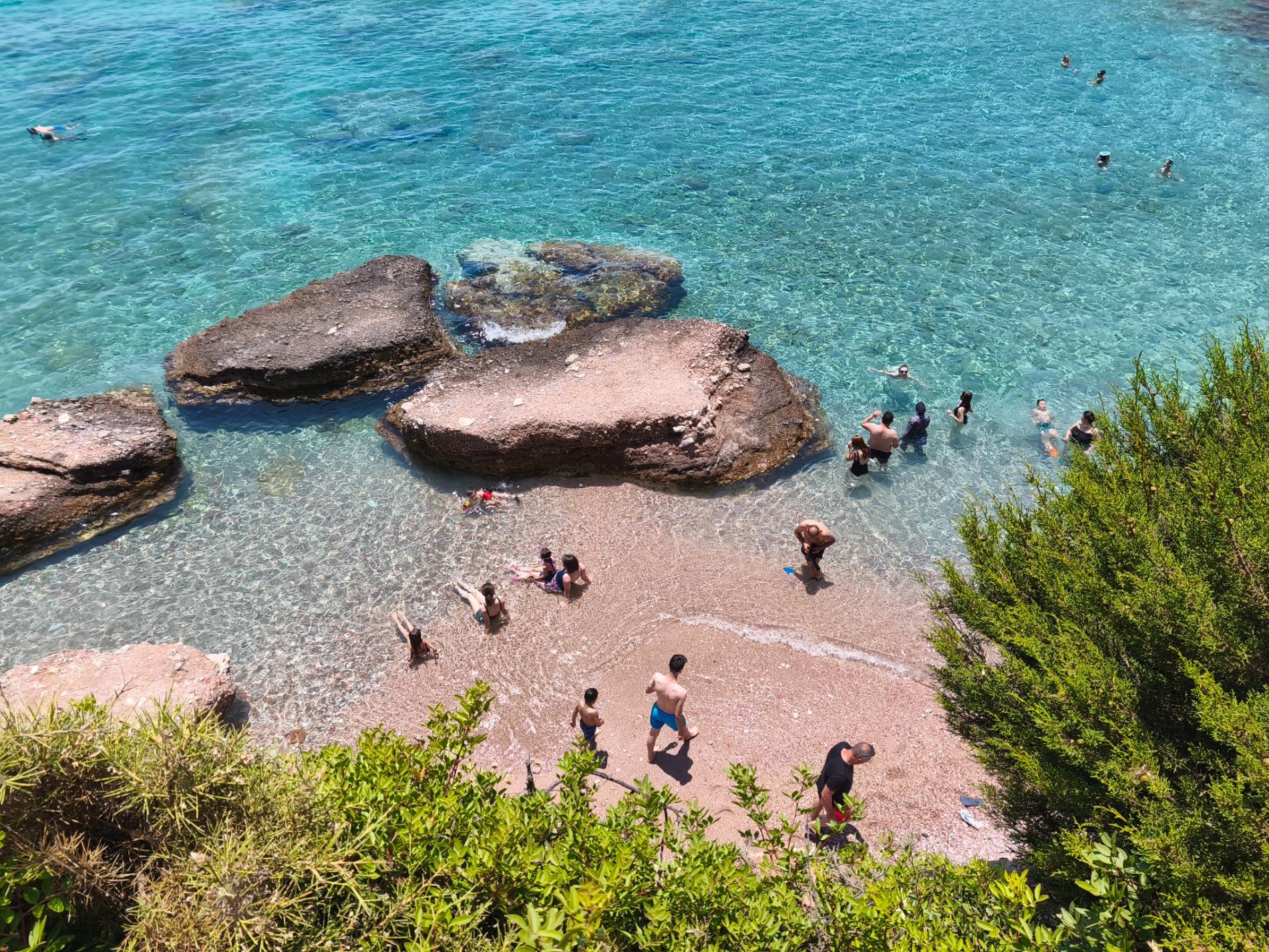 Photo de Aquarium beach entouré de montagnes