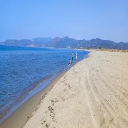 Photo de Pamucak beach avec l'eau bleu de surface