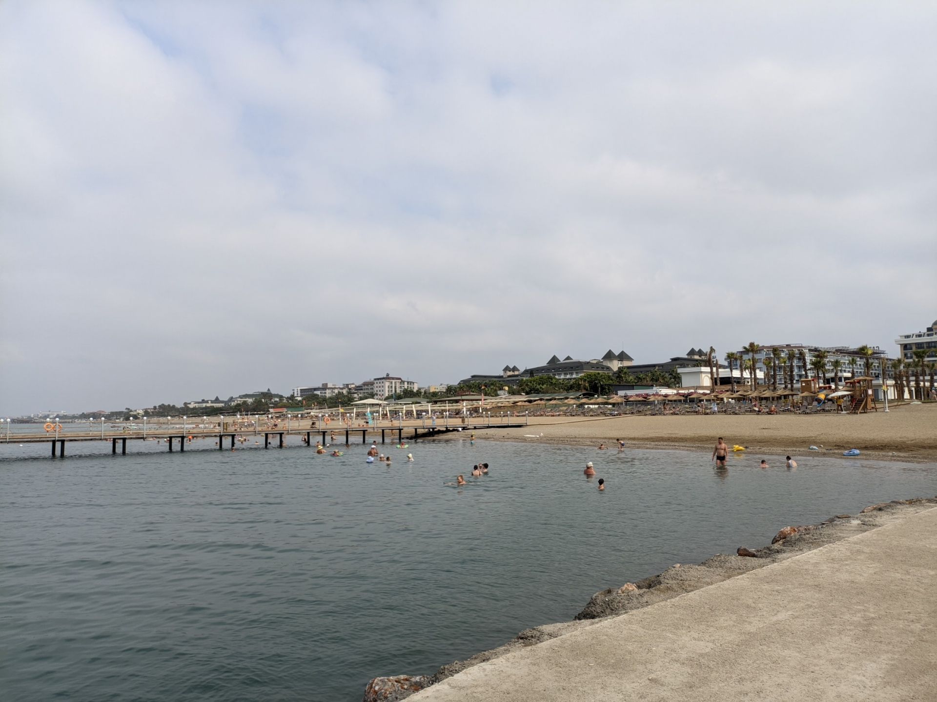 Photo de Konaklı Beach avec rivage droit, long