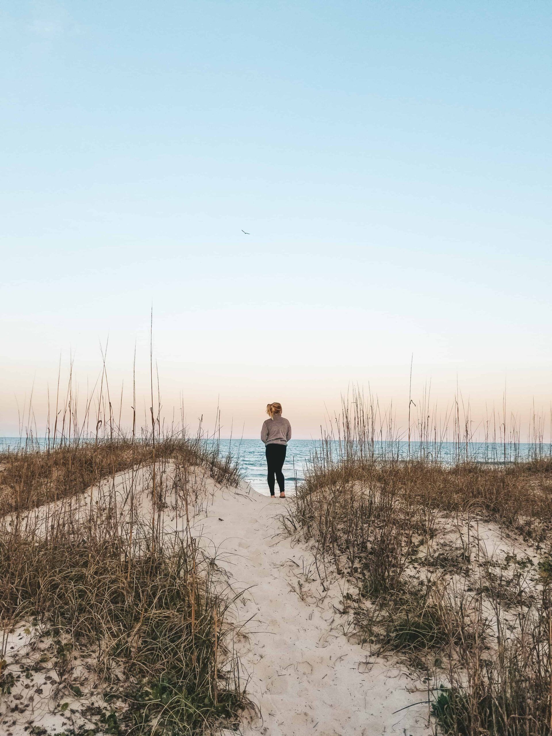 Photo de Holden beach avec sable beige de surface